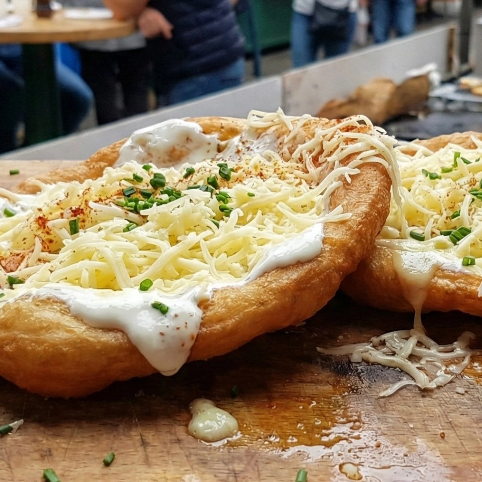 Ungarische Langos mit Knoblauchcreme und Käse